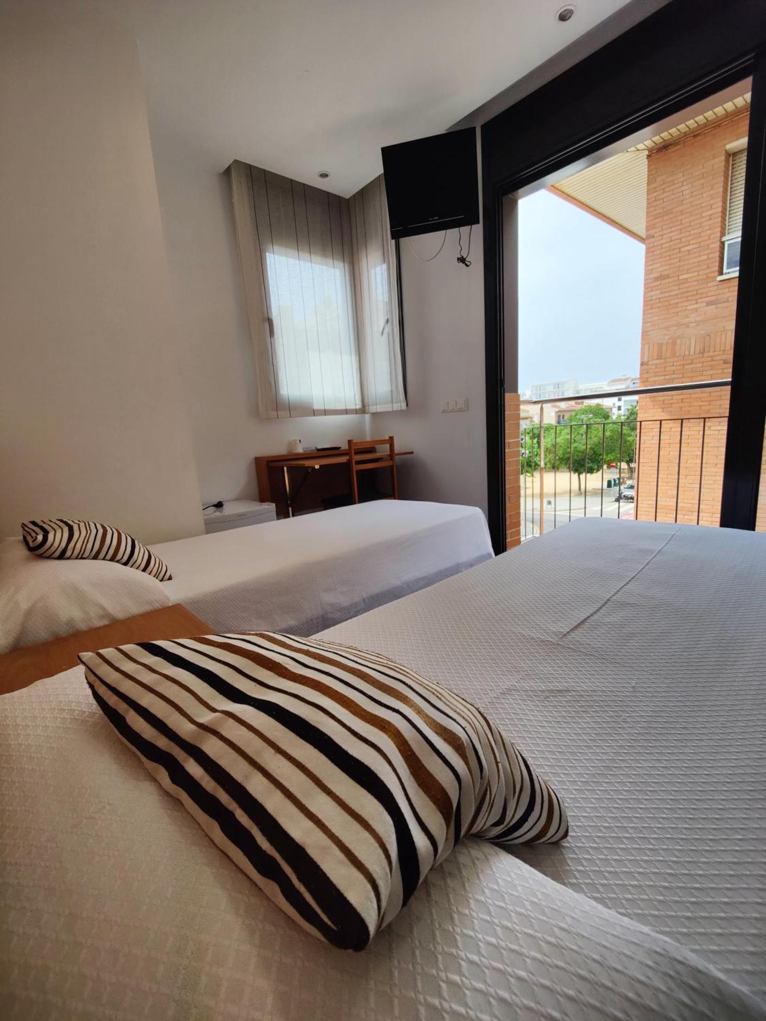 Hostal Manel 皮内达德马尔 外观 照片